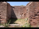 00871 ostia - regio ii - insula iv - terme di nettuno (ii,iv,2) - 3. raum re neben der treppe - ri westen - 06-2022.jpg